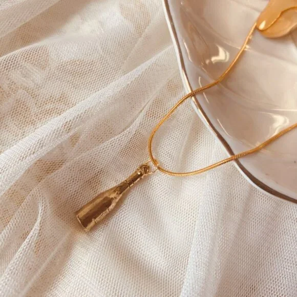 Cute Vintage Goldtoned Miniature Bottle Charm Pendant Fashion Necklace - Picture 2 of 3